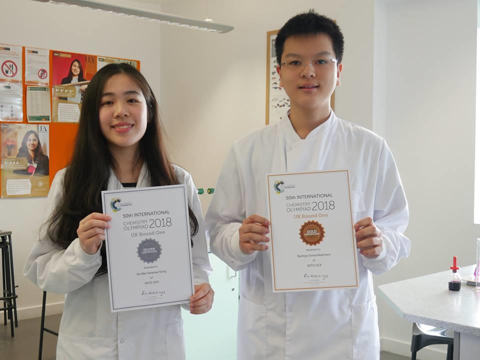 INTOStudy's tweet photo. Congratulations to Bill and Vanessa, Newton A-level students @INTO_UEA for achieving a gold and silver award in the Chemistry Olympiad! 🏆🎖️

If you'd like to study abroad, click on the link: https://t.co/r0yIwjDpE6

#INTOStudy #INTOUEA #studyabroad #Chemistry #INTOfriends https://t.co/gAIEOLxAib