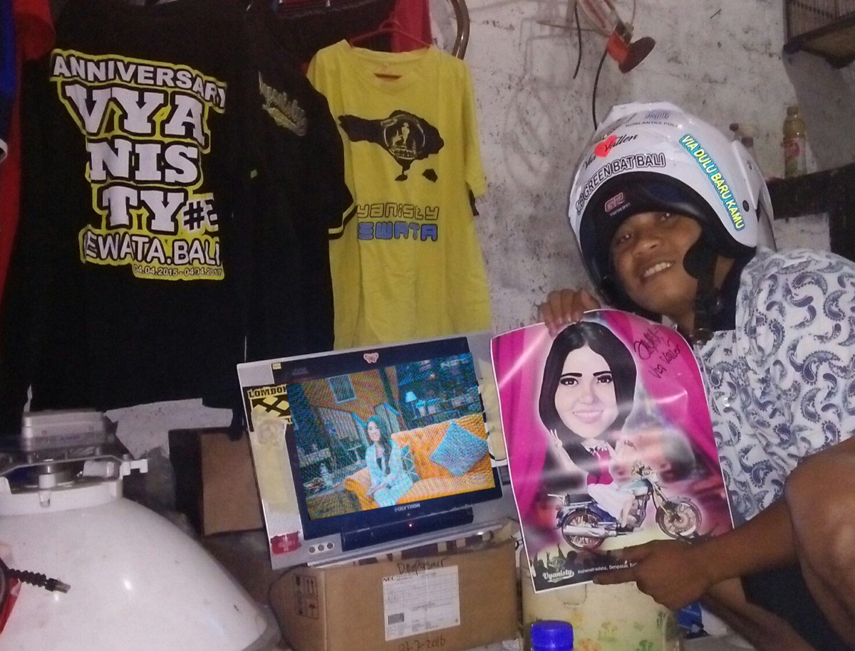 Makan lumpia di kota Semarang hanya <a href="/ViaVallen01/">VIA VALLEN</a> yang aku sayang  <a href="/Ini_Talkshow/">Ini_Talkshow</a> #ViaVallendiITS #vyanistydewata