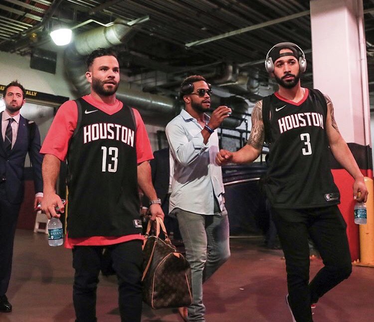 MMGHouston's tweet photo. @astrosbaseball showing some love ❤️ to the @houstonrockets on their way to Los Angeles. Go Rockets 🚀 
#astros #houstonastros #rockets #rocketspride #support #brotherhood #fitnessrow #crushcity #htown #rocketsstrong #runasone #rednantion #astrosstrong #altuve #verlander #htx https://t.co/bCdRToFNxC