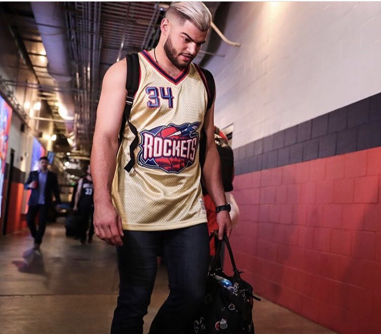 MMGHouston's tweet photo. @astrosbaseball showing some love ❤️ to the @houstonrockets on their way to Los Angeles. Go Rockets 🚀 
#astros #houstonastros #rockets #rocketspride #support #brotherhood #fitnessrow #crushcity #htown #rocketsstrong #runasone #rednantion #astrosstrong #altuve #verlander #htx https://t.co/bCdRToFNxC