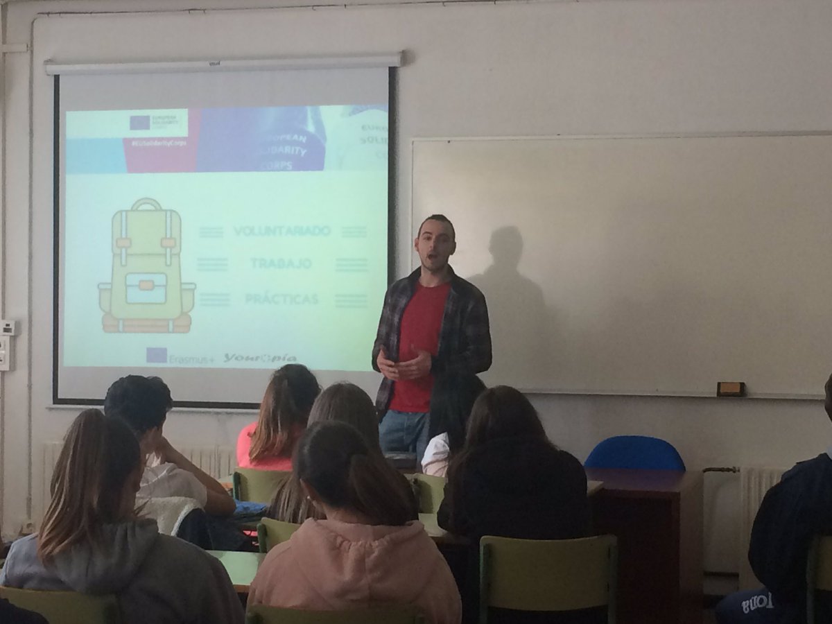 comarcajoven's tweet photo. No hay mejor 'lunes-terapia' que compartir sesión #Erasmus #CuerpoEuropeodeSolidariad con estudiantes y @YouropiaAsoc en #IESVillaviciosa 😍🇪🇺 #SomosEurodesk #TúTambiénYesEurope https://t.co/CSF2RlqU9N