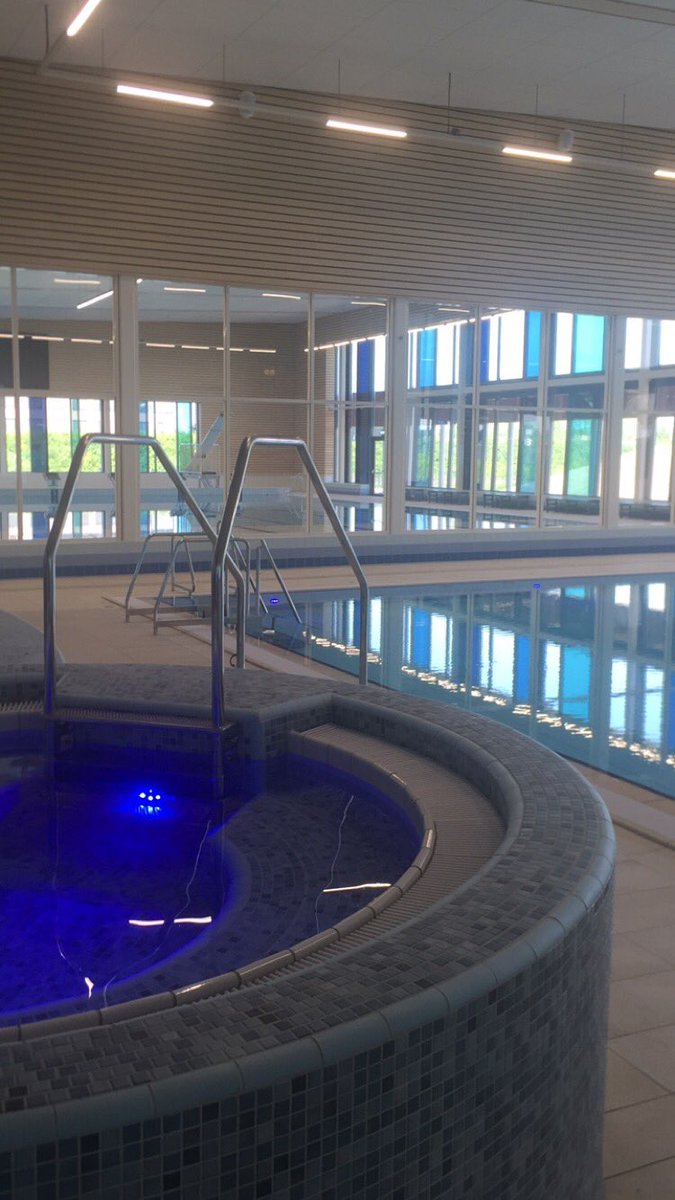 Overdrachtsmoment zwembad Jaap van der Krolbad door bouwer Hollander techniek en Draisma aan Optisport in aanwezigheid van collega wethouder <a href="/marlyklein/">Marly Klein</a> Officiële opening is op 25 mei.