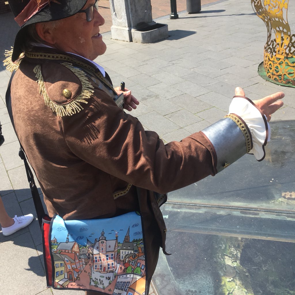 timpardijs's tweet photo. Dit is Willy. Let vooral op de tas met tekening van zijn stad #Gennep. Daarin zitten alle verhalen van de stad, en in zijn hoofd natuurlijk. Zoek hem tijdens #erfgoedfestival18 en je hebt een onvergetelijke middag. @Erfgoedfestival https://t.co/pyBUK6ycux