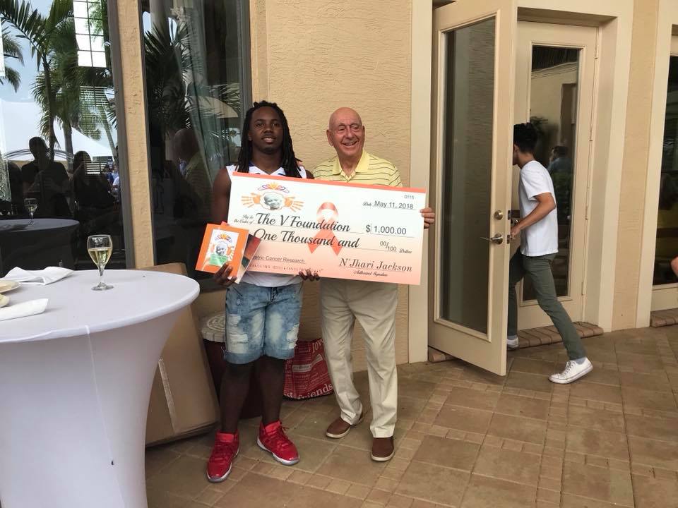 LauraHarrisNBC5's tweet photo. MONDAY MOTIVATION: 15YO N’Jhari Jackson of Carrollwood Day School presented a $1,000 check for pediatric cancer research at the Dick Vitale Gala. N’Jhari raised the money through one of his books he wrote... but he’s doing so much more in the community!

https://t.co/EizJHl5ZqA https://t.co/mgVU9k1xeD