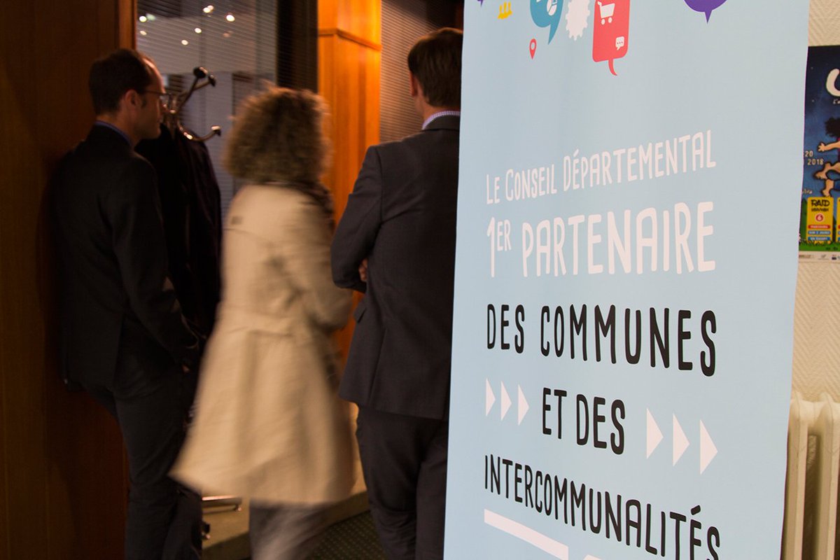 Allierdpt's tweet photo. 23 #communes signataires du dispositif de reconquête des centres-bourgs et centre-ville. #Allierdpt, 1er partenaire des territoires, est fier de mettre en place ce programme expérimental.
#FierAllier #Allier #collterr #AménagementTerritoire 
https://t.co/aKIrJkYG6B https://t.co/9uhDI7LL9c