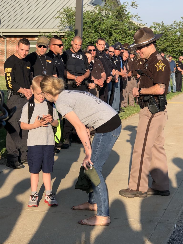 KileyThomasNews's tweet photo. Dakota asked his mom if one of his dad’s friends could drive him to school for his first day back. Little did he know that would turn into 70 Terre Haute and Vigo County officers showing up in Sullivan. He was shocked 💙 https://t.co/lbXquLdTJU