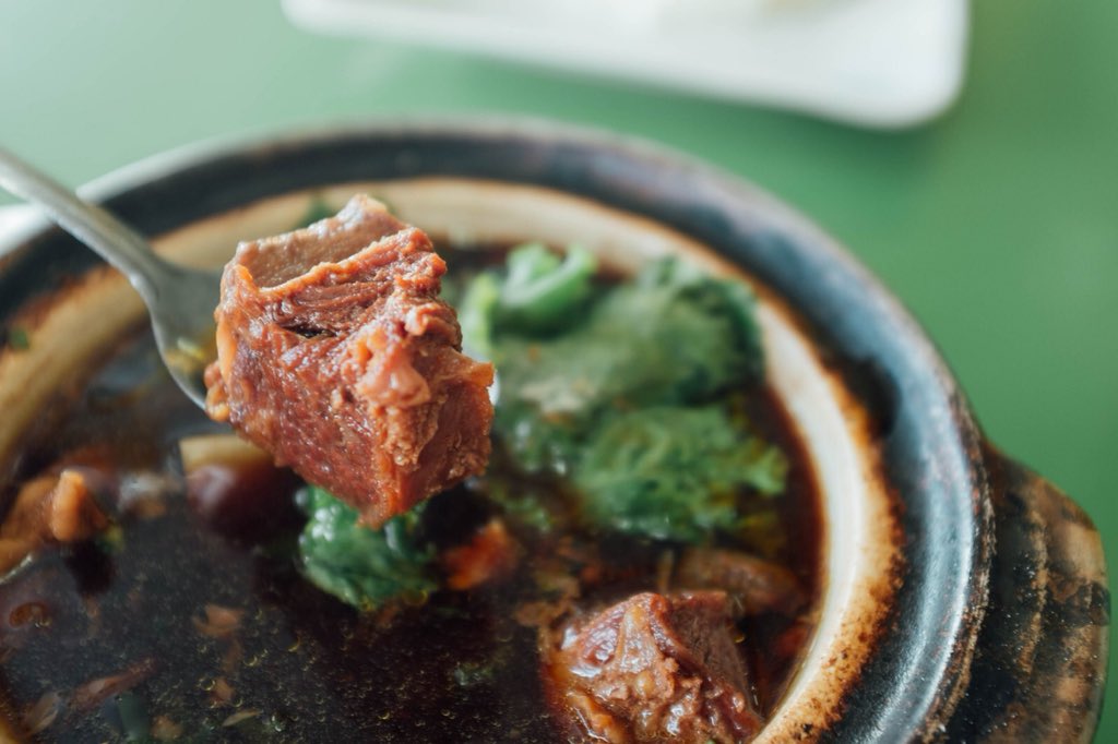 bonappetitsb's tweet photo. Halal Bak Kut Teh (Beef) 😍
100% Muslim Owned &amp; Halal

They do sell Nasi Ayam, Mee Bandung and so on! 

The beef is so tender, sambal belacan power. 👍

ANAK BAPAK 
4A Eunos Crescent, #01-16
Eunos Crescent Market &amp; Food Centre https://t.co/cHvRKNseQi