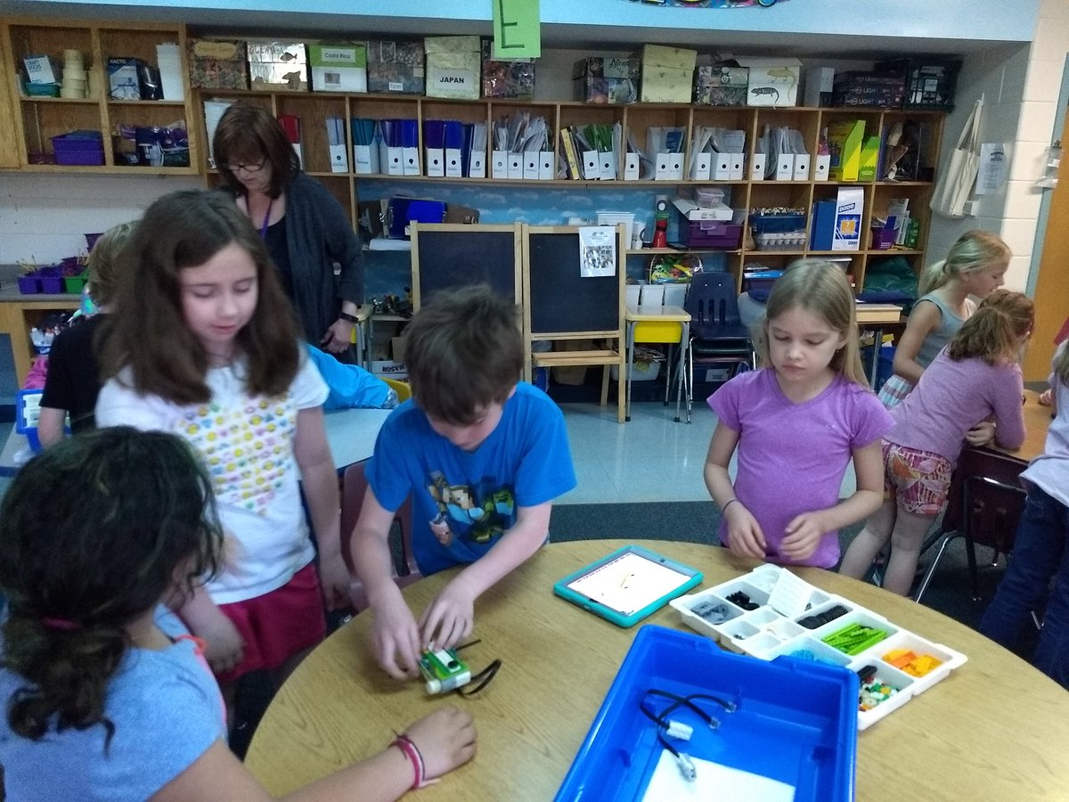 darcierankin's tweet photo. In grade2 enrichment @resvt robotics and coding..amazing first day of teamwork and learning https://t.co/EXM6qj399n