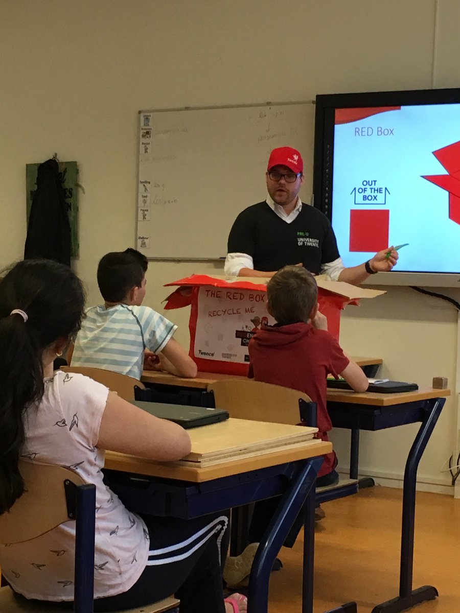 RED_engineers20's tweet photo. De #REDEngineersChallenge kan nu pas echt beginnen: de eerste RED-boxen zijn uitgedeeld &amp; de kinderen zijn door de #Sciences #coaches geïnformeerd over de #Challenge. Benieuwd naar de ideeën van de tech-kids? Blijf ons volgen #EarthiscallingTwente @UTwente @Saxion @twencehengelo https://t.co/YrKDW64ofS