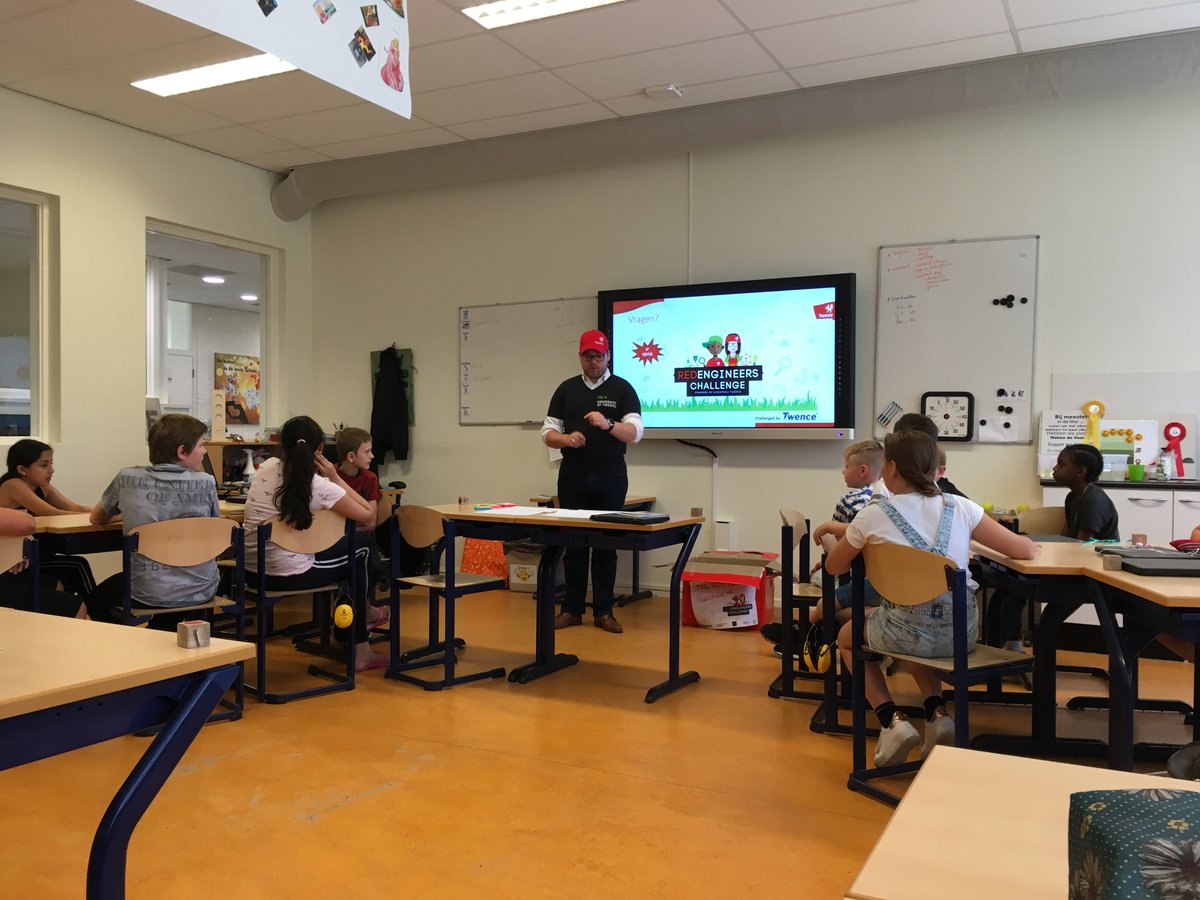 RED_engineers20's tweet photo. De #REDEngineersChallenge kan nu pas echt beginnen: de eerste RED-boxen zijn uitgedeeld &amp; de kinderen zijn door de #Sciences #coaches geïnformeerd over de #Challenge. Benieuwd naar de ideeën van de tech-kids? Blijf ons volgen #EarthiscallingTwente @UTwente @Saxion @twencehengelo https://t.co/YrKDW64ofS