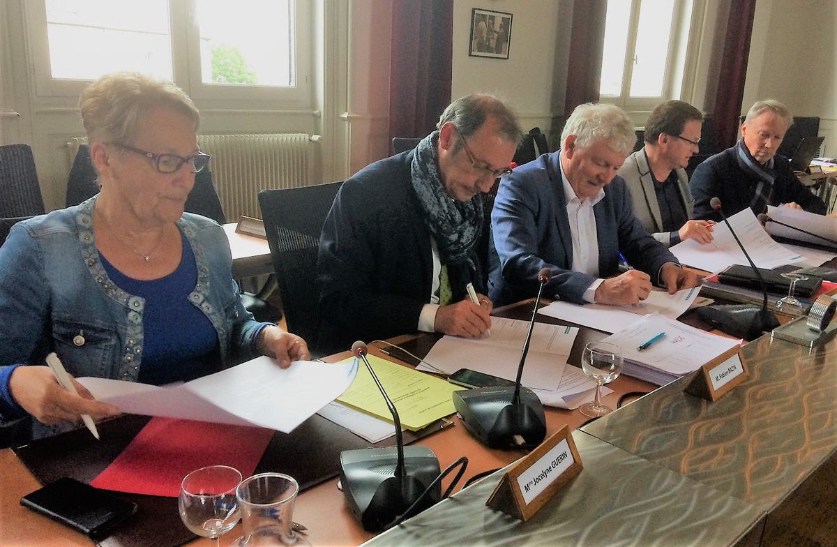Avec @DEPARTEMENT_58🤝c’est reparti pour 3 ans !
330000€ engagés ce midi sur le #PNM pour : ingénierie, recherche de professionnels de #santé, #expérimentations sur la #mobilité, la #solidarité. 
#NouvellesRuralités #JesuislaNièvre
<a href="/christianpaul58/">Christian Paul</a> <a href="/fabienbazin/">fabien bazin</a> <a href="/JolyPatrice/">Patrice Joly</a>