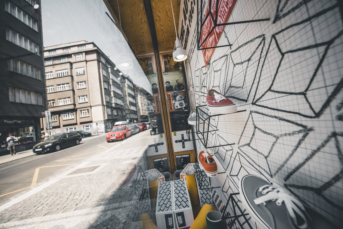 The Anaheim Factory Authentic 44 DX pays tribute to our first @VANS_66 factory in Anaheim, California, by borrowing details from the original Authentic and offering modernized comfort with upgraded UltraCush sockliners.

Online soon!