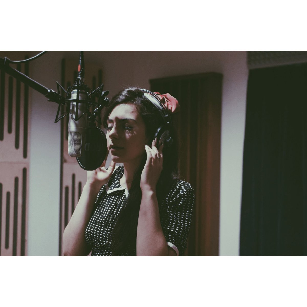 ileniafilippo's tweet photo. "Se chiudo gli occhi
puoi sentirmi..."
Le voci (e tutto il resto) fuori a #Giugno 💫
#helena #recordingdays #milan https://t.co/iIK25qabig