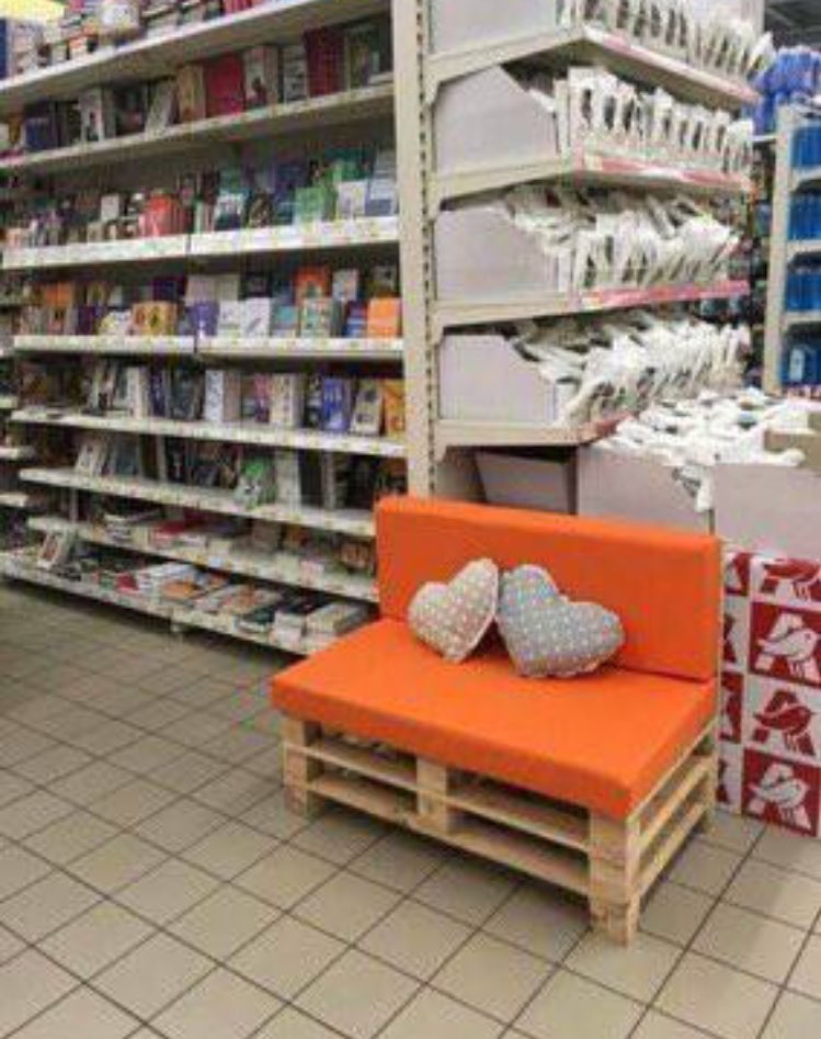 Sürekli aynı süpermarkete gelip kitap okuyan yaşlı kadına yapılan harika jest.