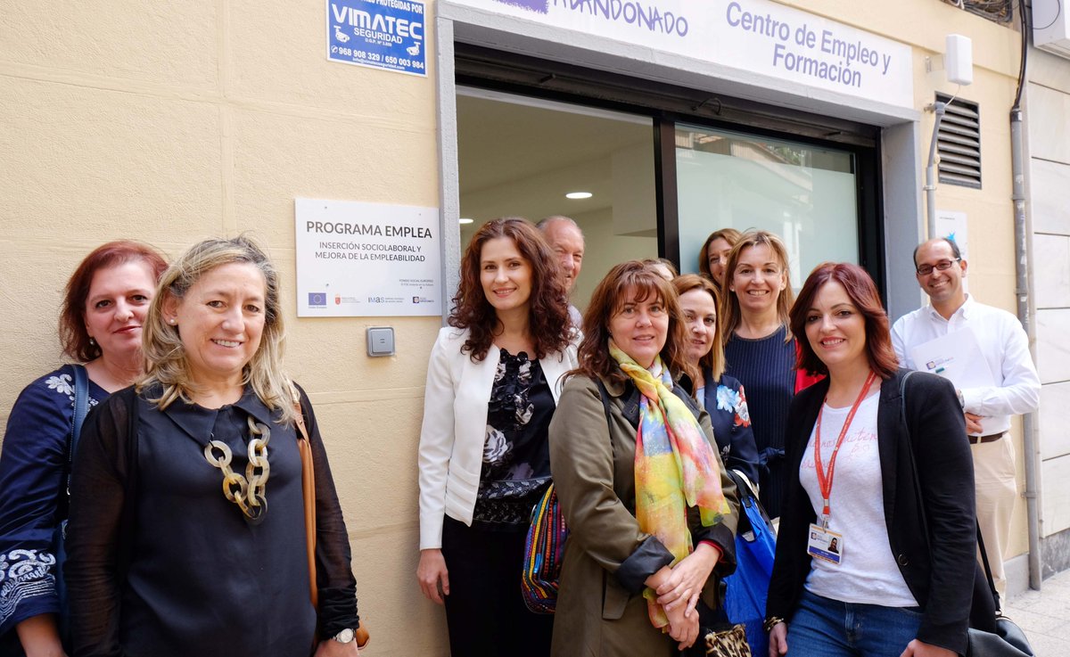 FJAbandonado's tweet photo. 28 personas obtuvieron un trabajo en 2017 a través del Programa Emplea, desarrollado gracias a los Fondos Sociales Europeos #ESF CARM y @FJAbandonado. Hoy nos ha visitado Alina Seciu, de la Comisión Europea, junto a representantes de @empleogob @Hacienda_RM @FamiliaIgualdad https://t.co/sUObfZ2o7T