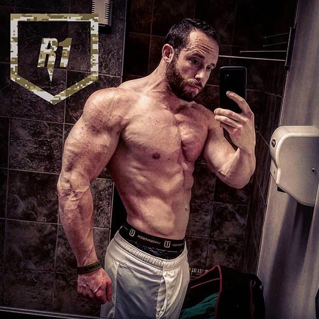 MuscleMitten's tweet photo. #MondayMotivation w/ @matt_steffani_redcon1 
Tag #MuscleFromTheMitten to be featured! 💪 https://t.co/QHWpzrRPR7 https://t.co/zad8E0ObbJ