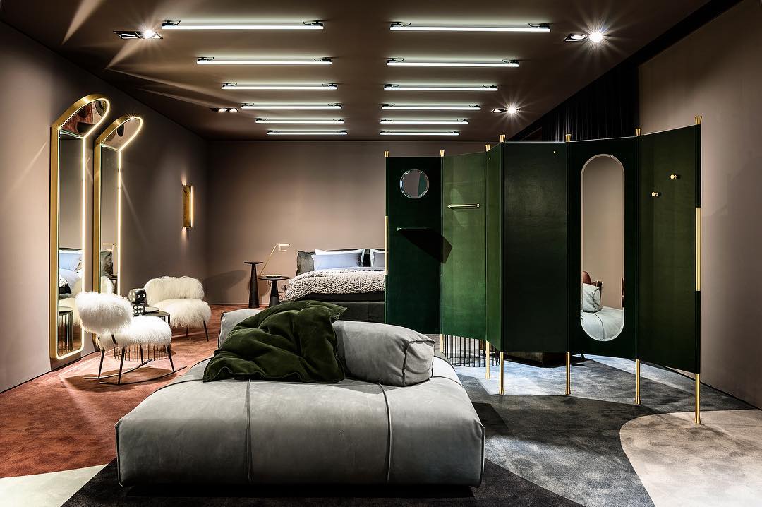 Excellaglobal's tweet photo. Green exceptionally lends both personality and peacefulness to space. Relished with magnificent ceiling decorative lights and grey cushy mid room bed. The feather chairs and green changing dress wall. baxtermadeinitaly Connect with #ExcellaGlobal. https://t.co/8Xur0TnZLC