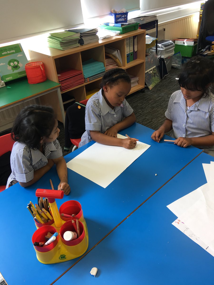 CroydonHighJnrs's tweet image. Year 1 have been discussing the problem of plastic in the ocean. They are now busy sharing their ideas for how technology could help us clean up the oceans. #technologyweek