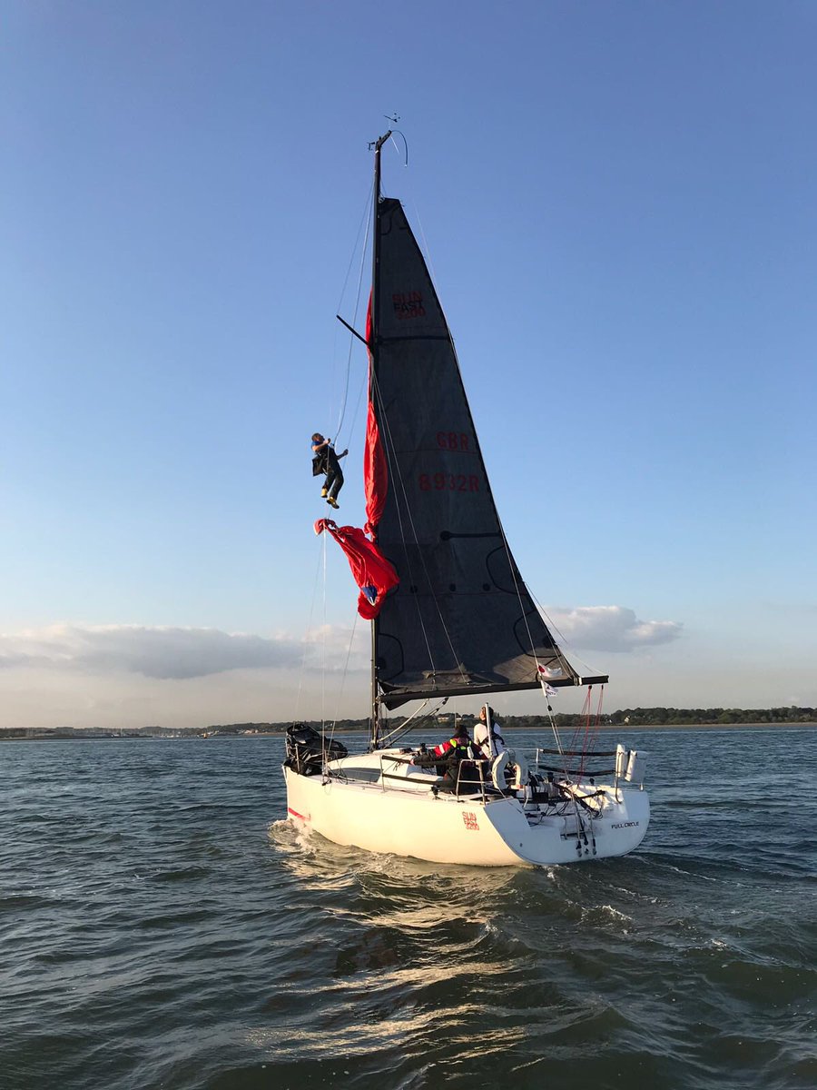 hamblelifeboat's tweet photo. Picture kindly sent of the Lifeboat on a call out last night. All ended well. #sailing #solent #stunningpicture #sunset #solent #crewupmast #SouthamptonWater @BBCSouthNews https://t.co/48YuXrYlv5