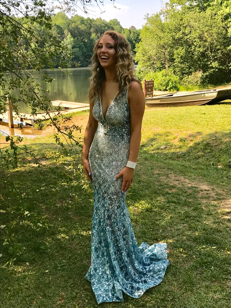 QvxxnLynn's tweet photo. dance w/ my dawgs in the nighttime🤕 #prommm https://t.co/snsmmATyVu