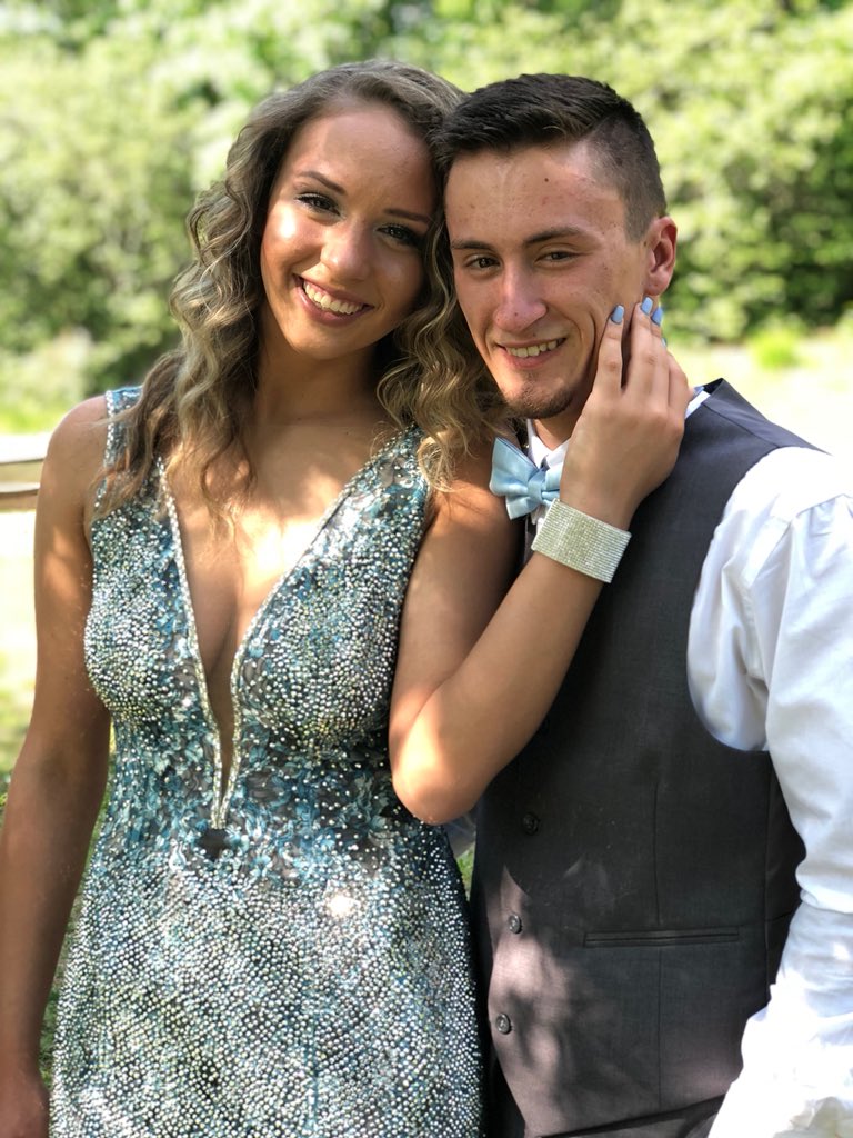 QvxxnLynn's tweet photo. dance w/ my dawgs in the nighttime🤕 #prommm https://t.co/snsmmATyVu