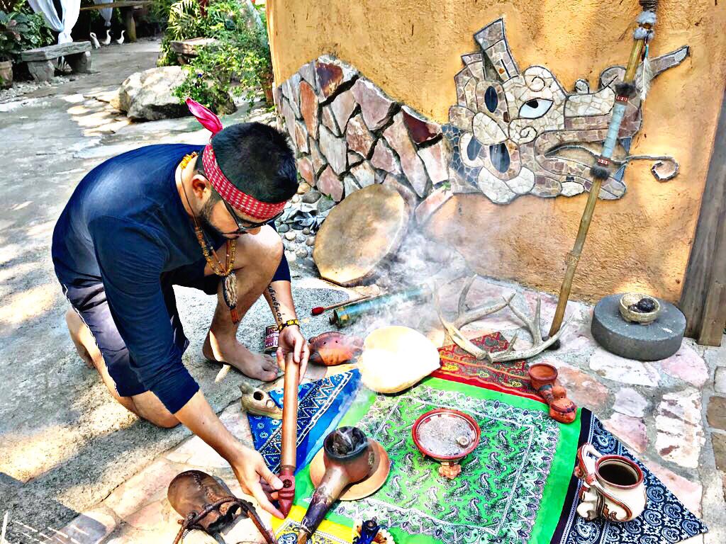 germancamposmx's tweet photo. Ayer hicimos una pausa en los trabajos del arte del cd para rendirle tributo a la Madre Tierra, donde hace unos años comencé un hermoso viaje astral.
#DulcePasión #temazcal #fuego #chanupa #Acapulco #viajeastral #MadreTierra
#GermanCampos #Cantautor
https://t.co/KRUXxGDGt3 https://t.co/Qutp9jgJBV