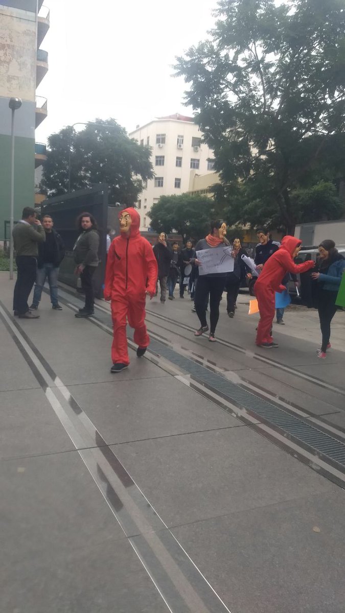 JPEvitaFederal's tweet photo. Estamos en las oficinas de @jpmorgan para repudiar a quienes pretenden rifar a la Argentina, a los amigos de Macri
#AHORA 
#JPMorganElGranAtraco
#DefenderLaPatria https://t.co/F8OqIBpjvi