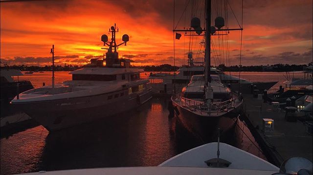 Rybovich's tweet photo. Unbelievable sunrise 🌅 #RyboLife
◅▻◅▻◅▻◅▻◅▻◅▻◅▻◅▻◅▻◅▻◅▻◅▻◅▻
#Rybovich #PalmBeaches #Superyachts #Yachting
#WestPalmBeach #Repost pc:@smileinthesunshine https://t.co/GyFHLGOQxY