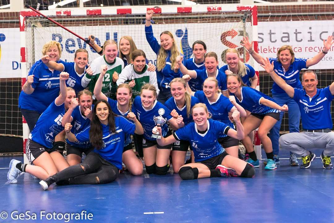 HandbaLVenlo's tweet photo. Wat een super mooie prestatie van onze jeugd!! Zowel dames A1 als ook de meisjes B1 komen met de Limburgse beker maar huis!! Proficiat speelsters en begeleiding!! https://t.co/Fbaf8mOuUO
