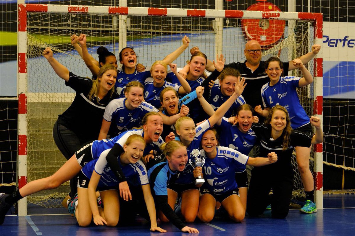 HandbaLVenlo's tweet photo. Wat een super mooie prestatie van onze jeugd!! Zowel dames A1 als ook de meisjes B1 komen met de Limburgse beker maar huis!! Proficiat speelsters en begeleiding!! https://t.co/Fbaf8mOuUO