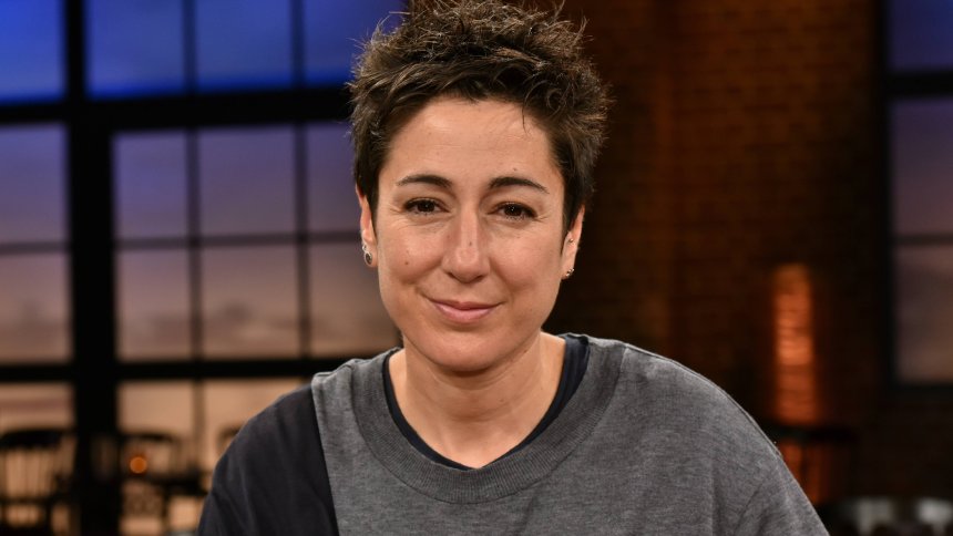 derspiegel's tweet photo. Engagement gegen Rassismus: Dunja Hayali erhält Bundesverdienstkreuz https://t.co/TcZwIAB25A https://t.co/mkZDDh5nVS