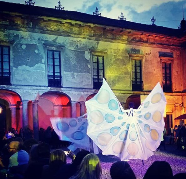 CoronaEvents's tweet photo. Le nostre #farfalle a #VillaArconati per la festa della #ConfraternitaDellaPentola
#coronaevents #milano #italia #italy #farfalleluminose #ledbutterflies #festa #party #music #musica #evento #event #spettacolo #trampoli #stilts #show #lights https://t.co/9t2DEYYpLk