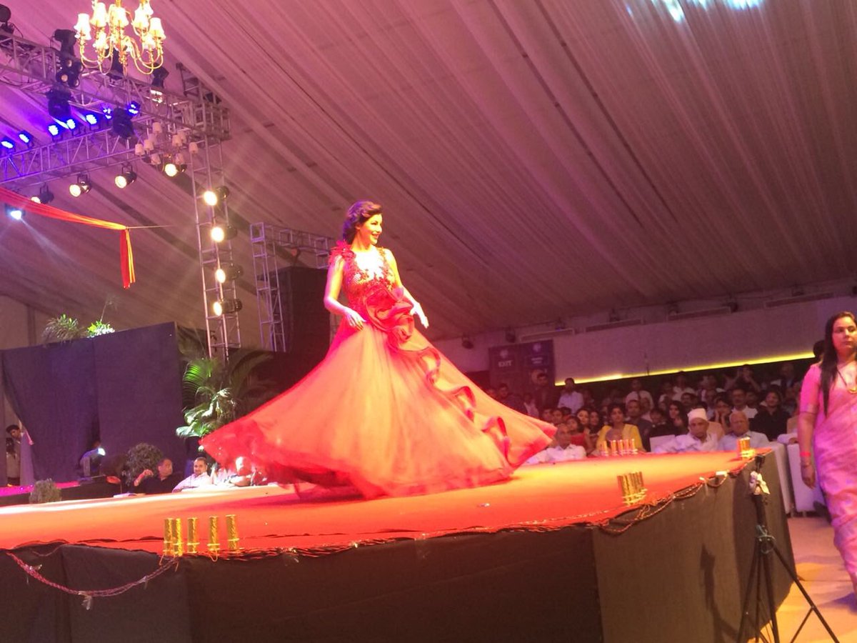 imdebina's tweet photo. About last night wearing the gorgeous @Archana_Kochhar https://t.co/S689J5GBPR