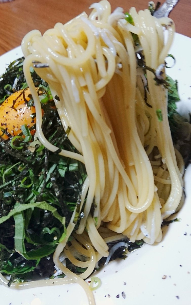 kj_gastronomic's tweet photo. しらすの和風ビアンコ

大葉は1パック刻む。
海苔と青ネギ、オレガノもどっさり。
落とし玉子にこれでもか投入した釜揚げしらす。
生姜で風味づけした酸味が立った鰹出汁で浸した麺の啜りごたえは抜群。
やり過ぎって美味い。
オリーブオイルに和出汁って驚く位カッチリとハマるから真面目にオススメ。 https://t.co/89NAqoJYts