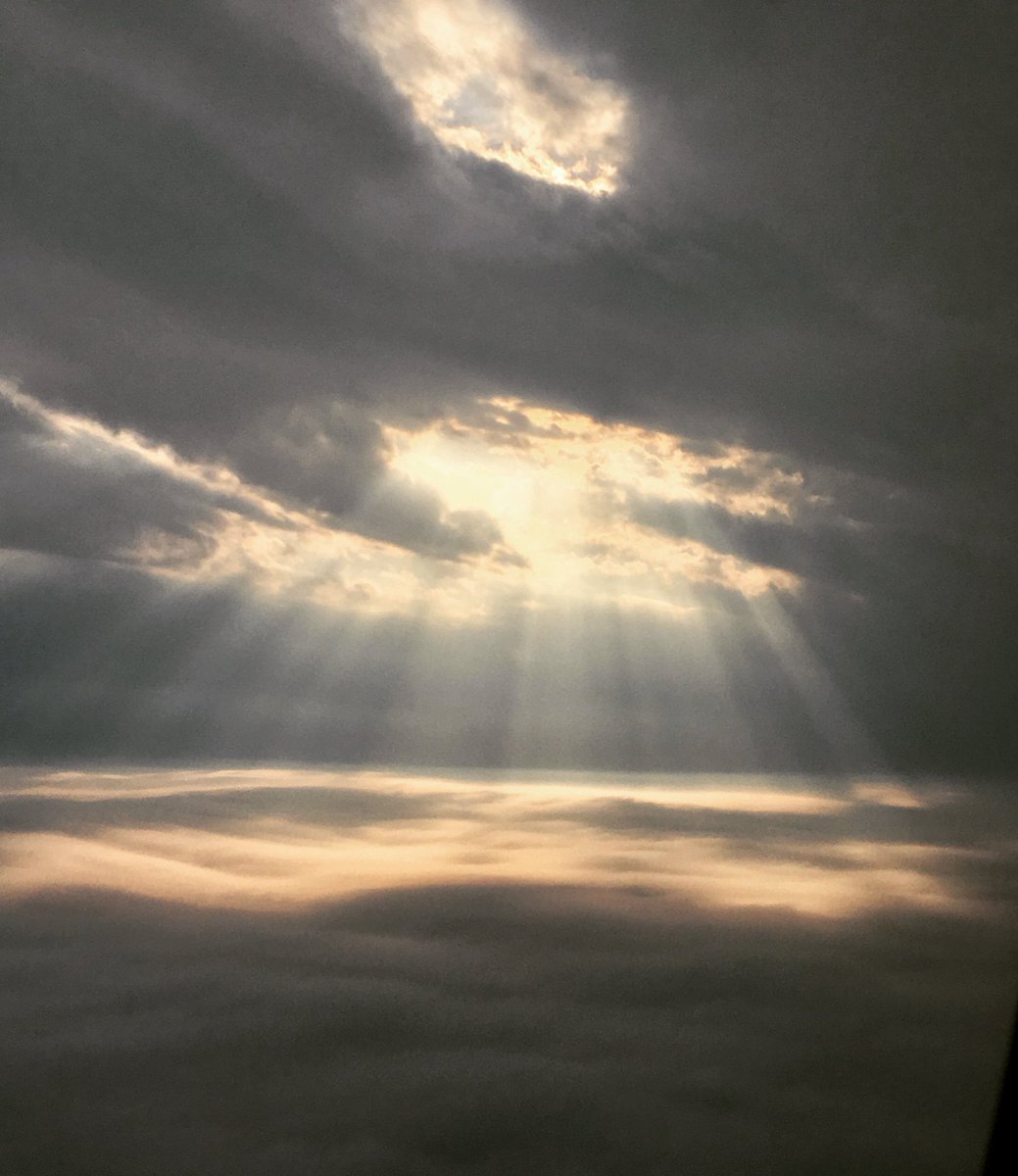 jeslinger01's tweet photo. Beautiful cloud formations prior to landing@dcairports @Reagan_Airport last evening @AmericanAir @IGLTA #iglta2018 https://t.co/703znb3jJ8