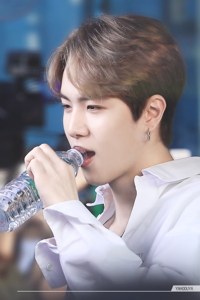 yahoduya's tweet photo. 180513 불토엔혼코노
#동한 #김동한 #DONGHAN #JBJ  

물만 마셔도 화보같아.. ❤️ https://t.co/uMeUPb5CuT