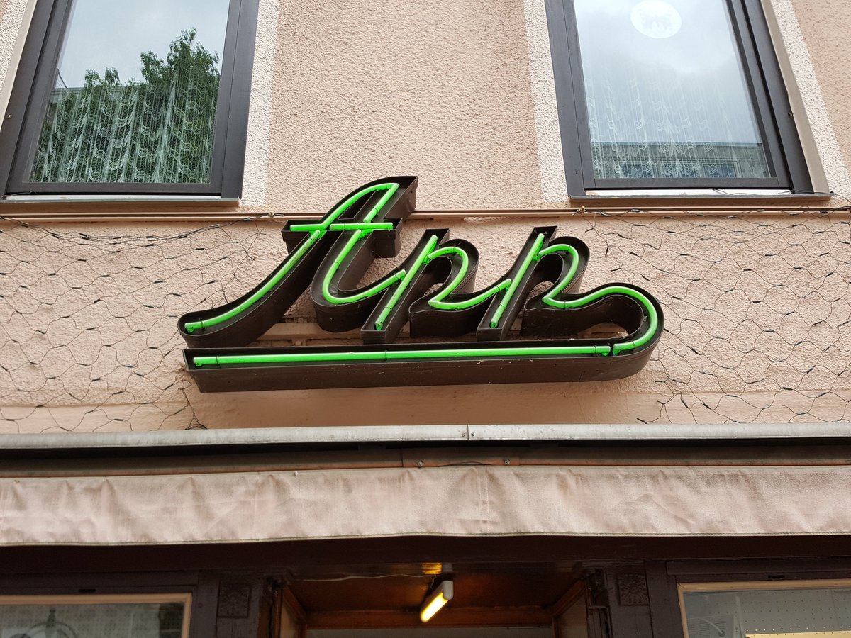 CSabofzik's tweet photo. #Heidenheim sei "extrem unspektakulär" hat der Kollege daheim behauptet. Also bitte! Welche Stadt sonst hat einen eigenen #App-Store?
#ReporterTausch2018 https://t.co/AgVdL1jpYf