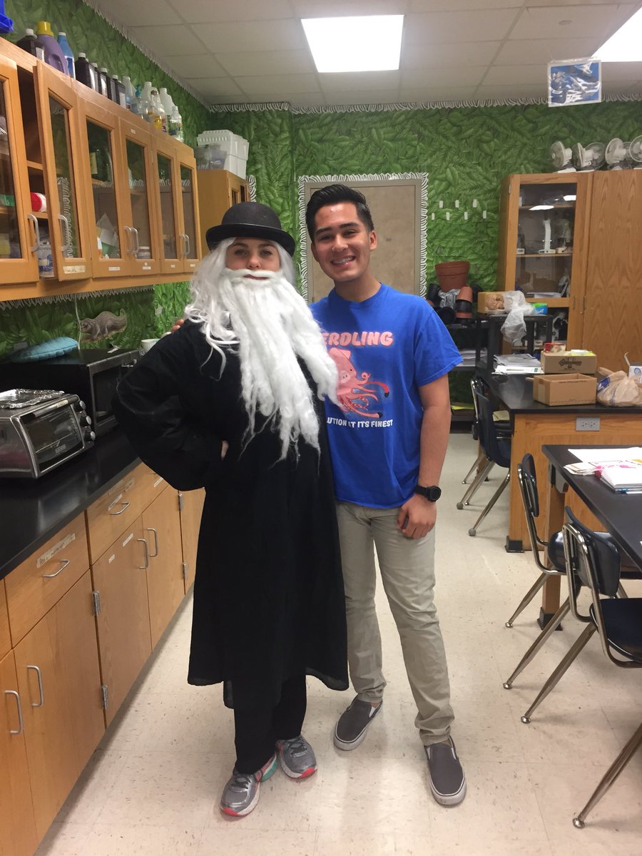 Queen_Nerdling's tweet photo. Annual picture with Darwin! #TexanPride #WeAreTexans #OnlyTheBest #nerdling #queennerdling https://t.co/1QF8uoSXKM