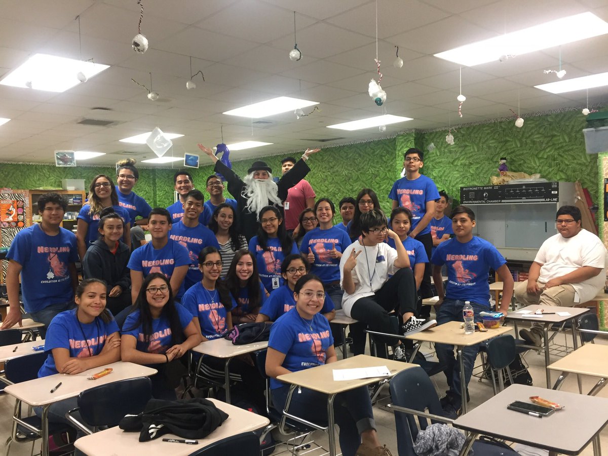 Queen_Nerdling's tweet photo. Annual picture with Darwin! #TexanPride #WeAreTexans #OnlyTheBest #nerdling #queennerdling https://t.co/1QF8uoSXKM