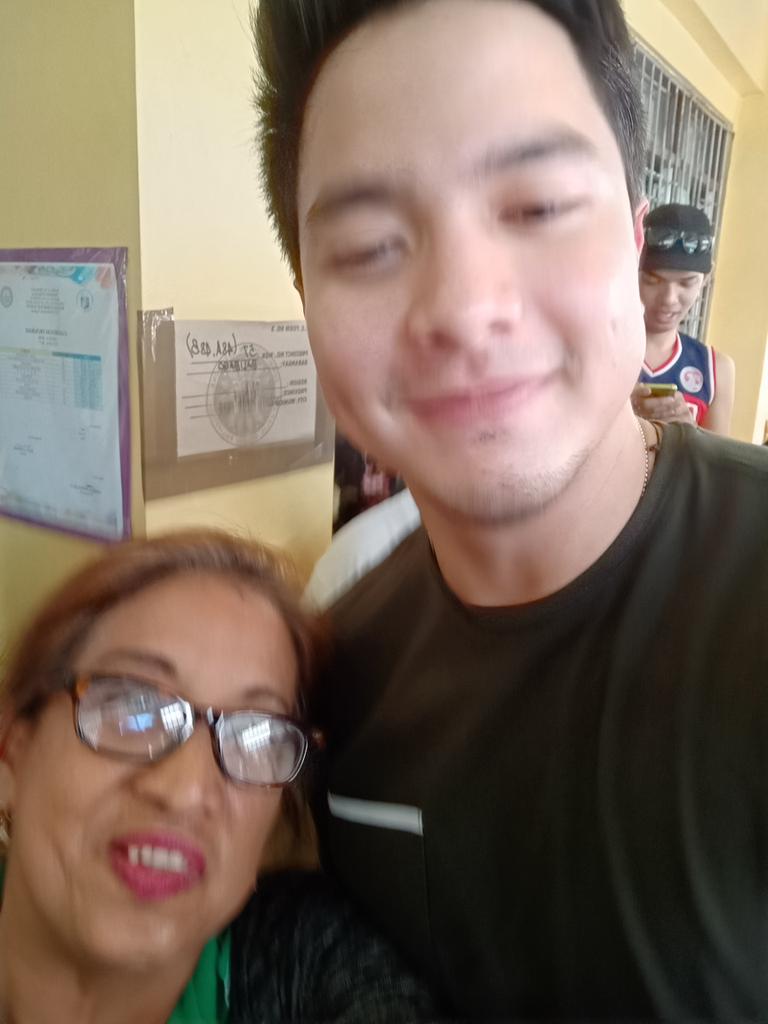 RFJLuvko's tweet photo. Happy to see u again bibi boy @aldenrichards02 s school 😍😚
Dinumog ka ..kya super alalay kmi sau ...luv you 😊😍😚 https://t.co/YhdrQpwDen