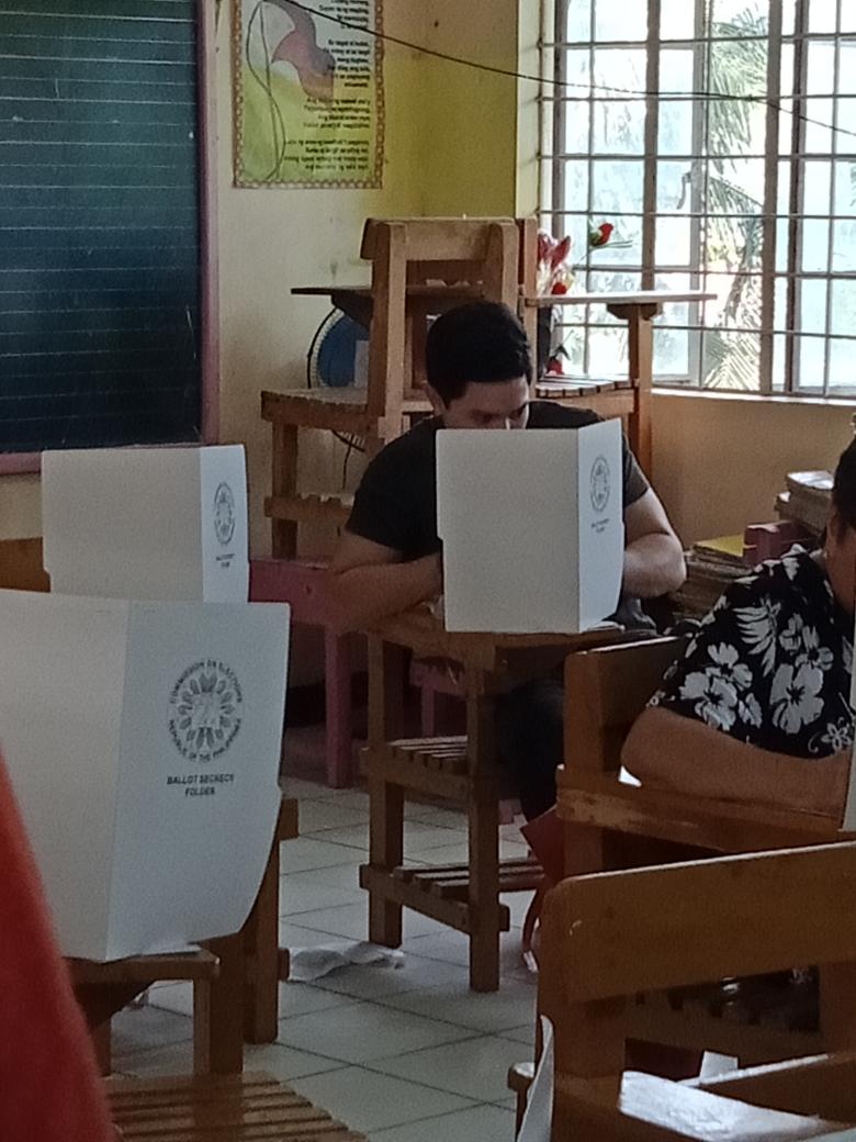 RFJLuvko's tweet photo. Happy to see u again bibi boy @aldenrichards02 s school 😍😚
Dinumog ka ..kya super alalay kmi sau ...luv you 😊😍😚 https://t.co/YhdrQpwDen