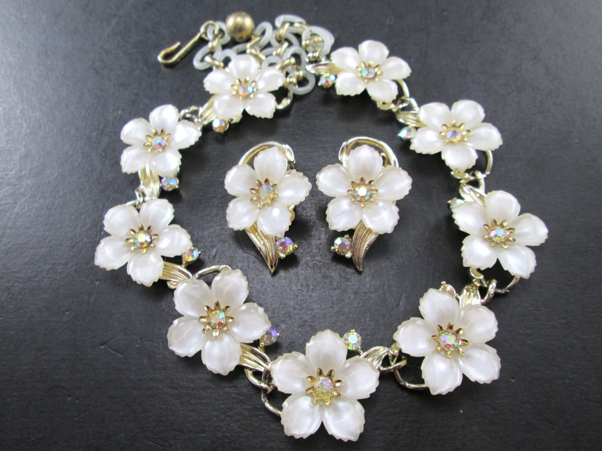 SecondhandNel's tweet photo. Vintage Floral Jewelry at SecondhandNel https://t.co/OMDBbY5mpl via @Etsy #flower #jewelry https://t.co/kPFFS6Jd6Q