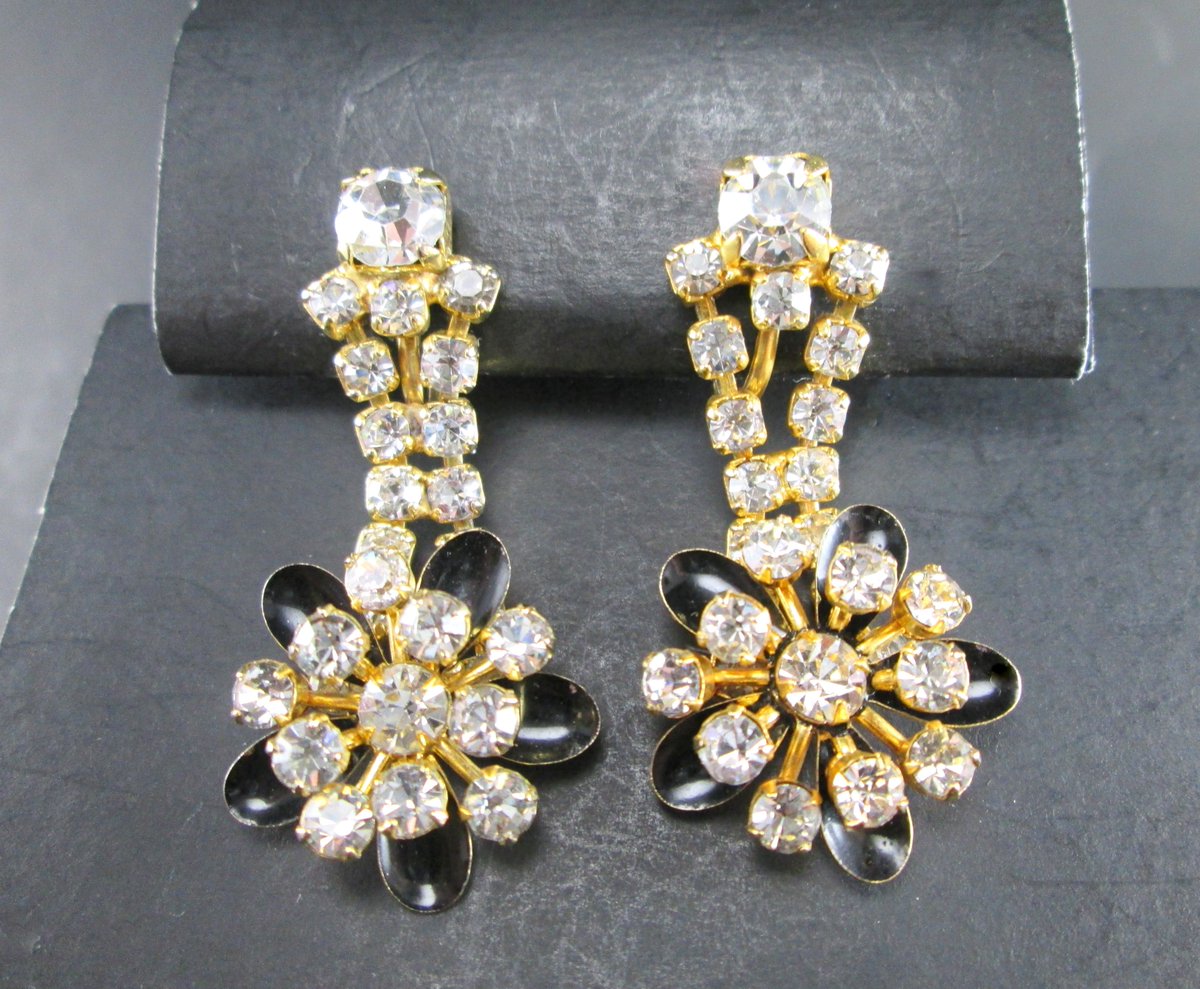 SecondhandNel's tweet photo. Vintage Floral Jewelry at SecondhandNel https://t.co/OMDBbY5mpl via @Etsy #flower #jewelry https://t.co/kPFFS6Jd6Q