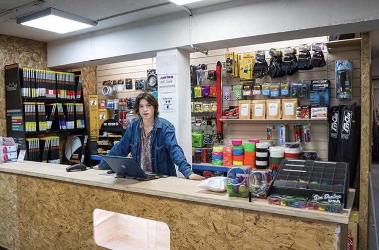 Heading down to #greatescapefestival this weekend? Have a vocalist in need? Don’t forget #drvox is stocked and on sale at @oooshtours close by.
.
#greatescape #greatescapefestival #brighton #drvoxtea #vocaltea #vocalist #studio #herbaltea #throattea #musicians #dvfamily