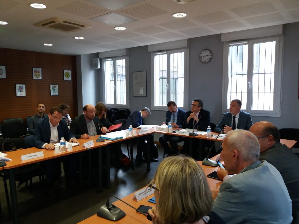Prefet77's tweet photo. Gerard Branly sous-préfet de Torcy #SPTorcy et Patrick Lapouze sous-préfet du #Raincy président la commission de suivi de site du #FortDeVaujours qui de tient à la sous préfecture du Raincy. https://t.co/6DIXWUQHNr