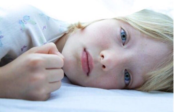 #LesChatouilles est une approche forte et stylisée de la pédophilie. Avec aller et retour entre l’adulte qui danse sa douleur et la fillette qu’elle était murée dans son silence. #AndreaBescond formidable et #PierreDeladonchamps glaçant à souhait