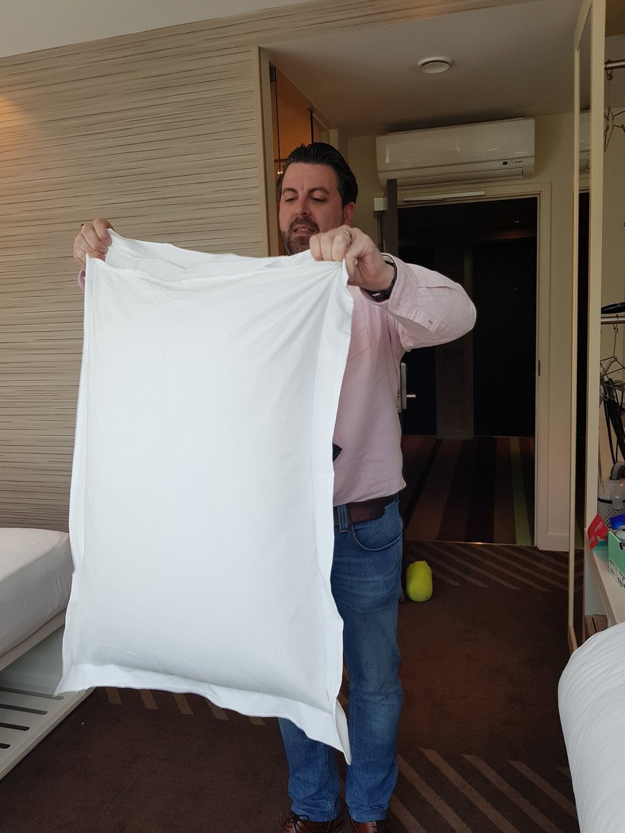 The Boss never too busy to lend a helping hand....#goodge.st        #Dave HK duties😊. 
<a href="/DwLondons/">David Watson</a> <a href="/paddymooner/">Patrick Mooney</a> <a href="/FcCrea/">Francesco Crea</a> <a href="/hubgoodgestreet/">hub goodge street</a>