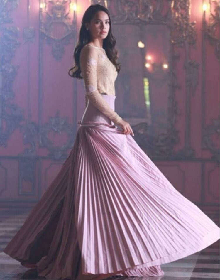 Sunsnapxll's tweet photo. คอสตูมญาญ่าเรื่องนี้คืออึ้งมากจริงๆ The Best มาก สวยอลังการทุกชุด ยิ่งคนใส่หุ่นเหมือนตุ๊กตาแบบญ่าไปอีก
ยิ่งชุดราตรีสีชมพูที่เป็นจีบ นี่พระเจ้าหลานเธอ พระองค์เจ้า สิริวัณณวรีนารีรัตน์ประทานชุดนี้ ให้ใส่เล่นละคร 
ภูมิใจแทนน้องมาก..🧝🏻‍♀️❤️☺️👍🏻👍

#ลิขิตรักTheCrownPrincess https://t.co/w0kedd1rPj
