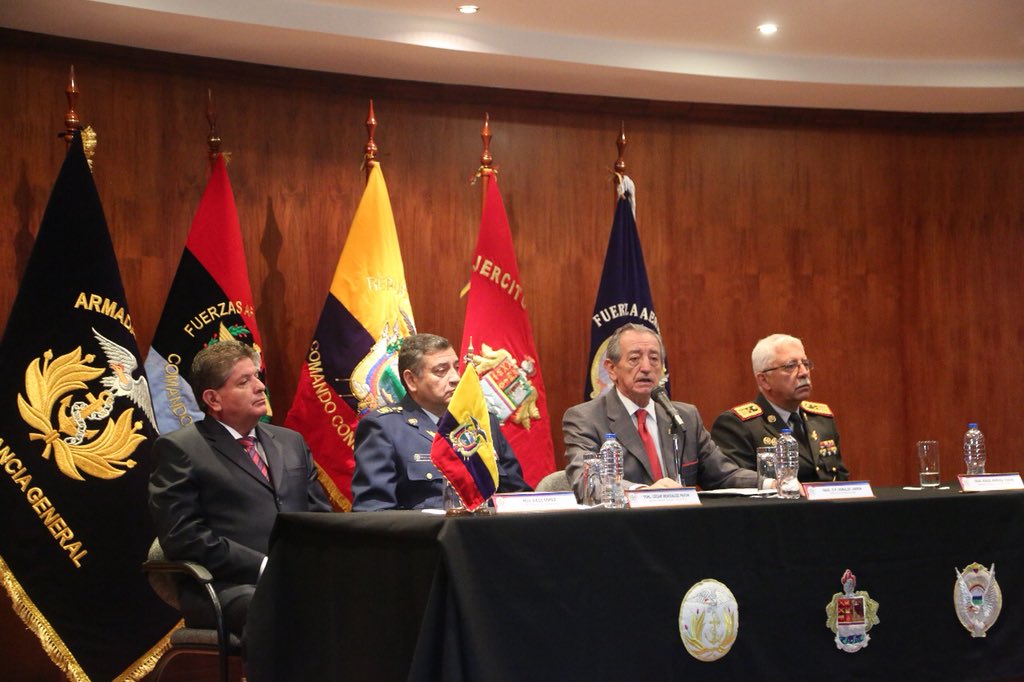 DefensaEc's tweet photo. Ministro de Defensa #OswaldoJarrín: se ha presentado la Política de seguridad en la frontera norte. Al #MIDENA le corresponde emitir la directiva de defensa. Esto muestra la reinstitucionalización.
#SomosDefensa 🇪🇨 https://t.co/9AARjVdwsJ