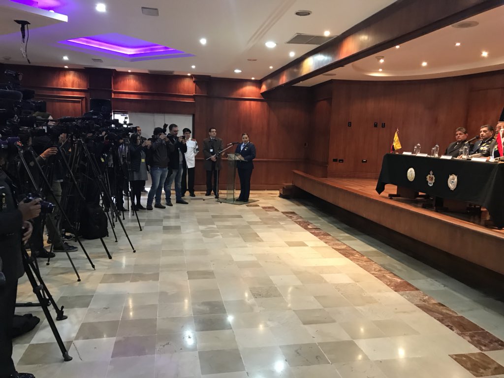 DefensaEc's tweet photo. Ministro de Defensa #OswaldoJarrín: se ha presentado la Política de seguridad en la frontera norte. Al #MIDENA le corresponde emitir la directiva de defensa. Esto muestra la reinstitucionalización.
#SomosDefensa 🇪🇨 https://t.co/9AARjVdwsJ